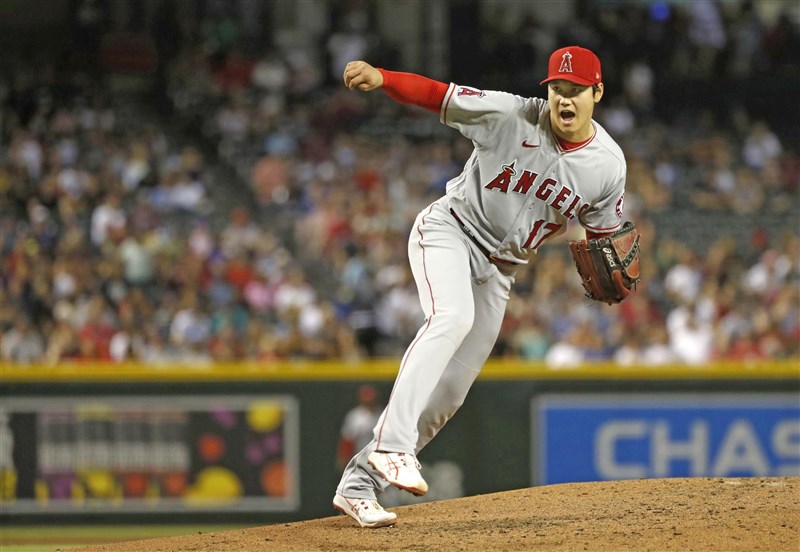 天使日籍「二刀流」好手大谷翔平11日先發投5局送出8次三振,失掉2分無關勝敗,另有4打數2安打1打點的表現,球隊最終以6比5擊敗響尾蛇。(共同社)