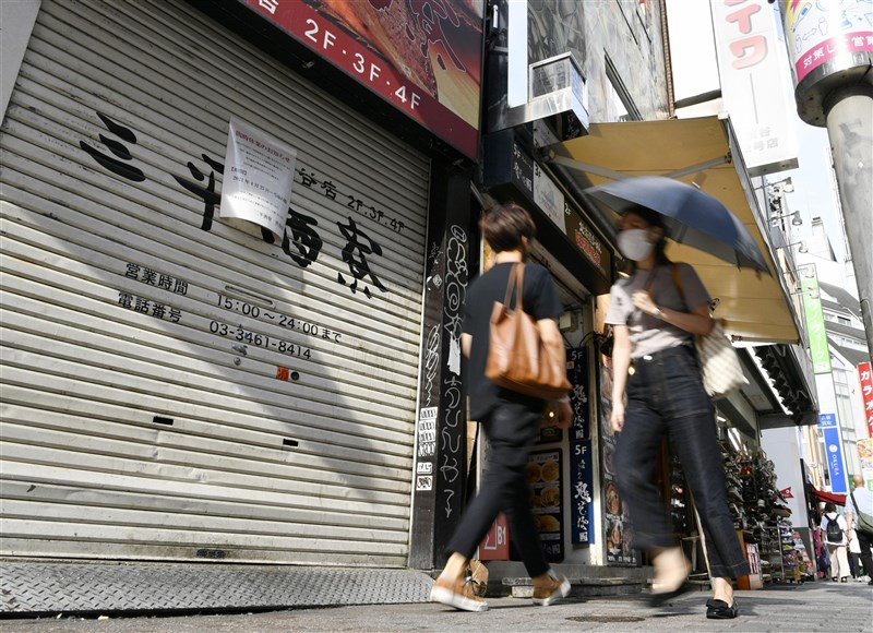 日本東京都11日新增確診435例、8人死亡;日媒分析,因疫情實施緊急事態宣言的10都府縣,每週平均確診病例數都有下降。(共同社)