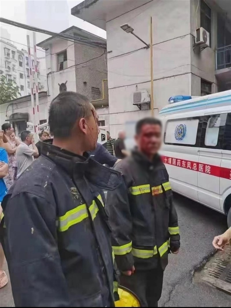 中國湖北省十堰市一座社區13日清晨發生氣爆事故,已開市的市場遭炸毀,多名消防員也受傷。(讀者提供)中央社 110年6月13日