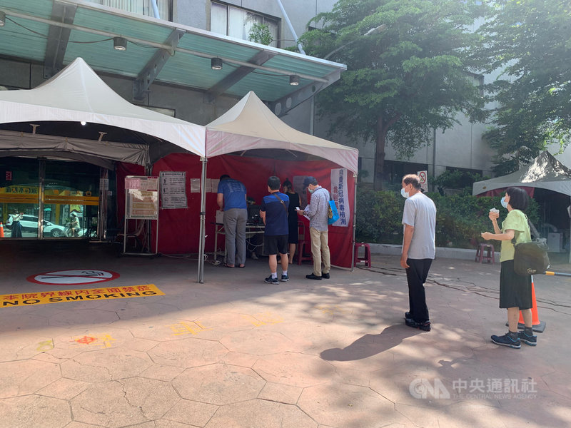 疫情嚴峻,高雄市政府要求防疫「端午不移動」,除了接種疫苗,醫院自費採檢13日也有不少人排隊登記。中央社記者王淑芬攝 110年6月13日
