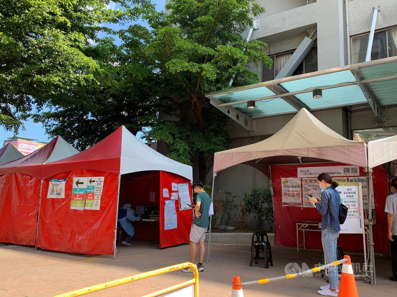 疫情嚴峻,高雄市政府要求防疫「端午不移動」,並持續擴大疫苗施打,也有不少民眾自費到醫院等候採檢。中央社記者王淑芬攝 110年6月13日