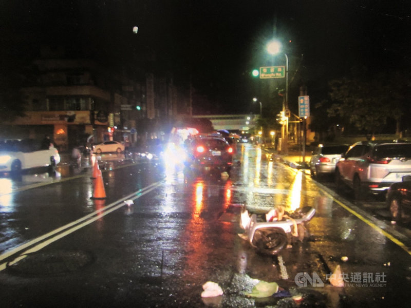 台中市南屯區12日晚間發生一起機車與賓士車碰撞事故,肇事地點位於永春東路與豐富路口,機車女騎士頭部重創送醫不治,警方指出,雙方駕駛都沒飲酒,肇事原因待進一步釐清。(民眾提供)中央社記者郝雪卿傳真 110年6月13日