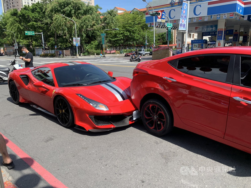 高雄市王姓男子12日欲停車買香腸,倒車不慎撞上後方法拉利跑車,估計維修費起跳逾新台幣百萬元,有關高昂的維修費一事,警方轉述,王男允諾會負賠償責任。(高雄市警察局提供)中央社記者王淑芬攝 110年6月13日