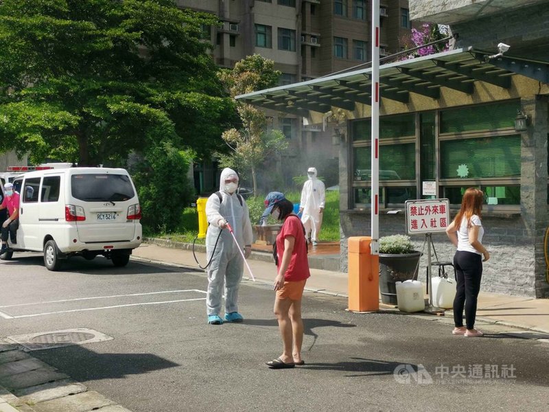 京元電子約800名二次快篩陰性的外籍移工13日進行PCR 檢測,本國籍約5000多名員工前兩天也完成PCR檢測。(民眾提供)中央社記者魯鋼駿傳真 110年6月13日
