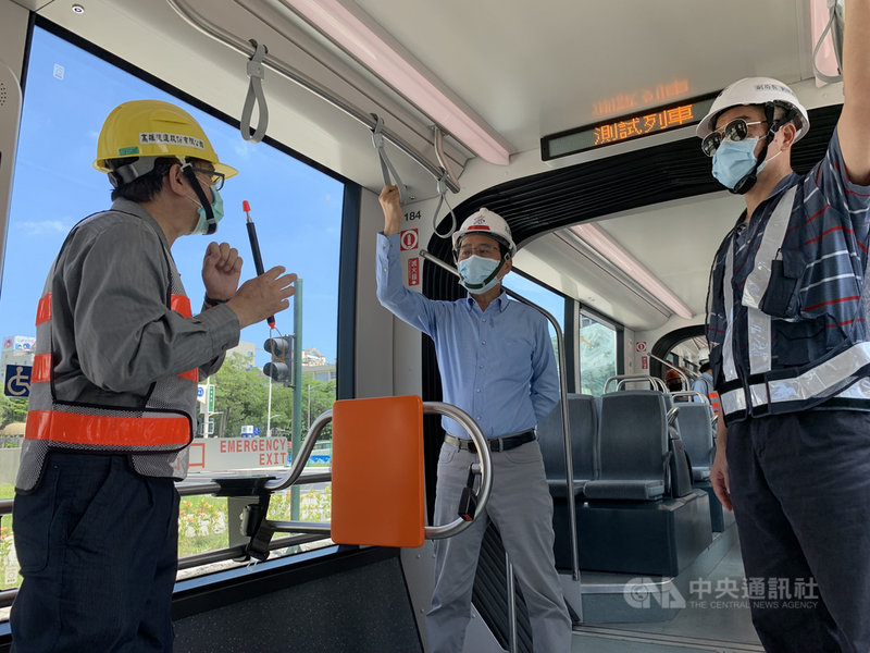 高雄市副市長林欽榮(中)13日視察高雄輕軌C20台鐵美術館站及了解施工狀況、機電安裝測試,並與輕軌團隊參與輕軌車輛動態測試,由C20站下行至C18鼓山站。(高雄市政府提供)中央社記者王淑芬傳真 110年6月13日