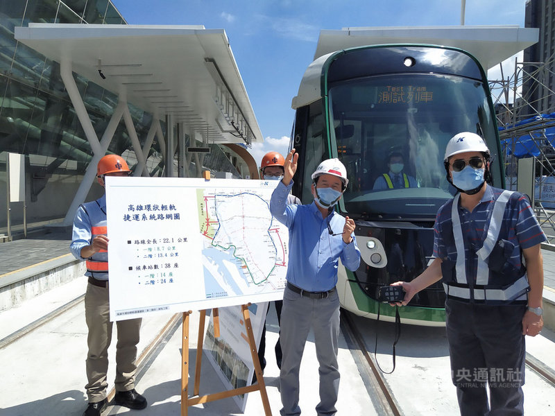 高雄輕軌工程持續推進,高雄市政府捷運局也展開列車測試並駛進C20站,副市長林欽榮(前右2)13日前往視察並參與動態測試。(高雄市政府提供)中央社記者王淑芬傳真 110年6月13日