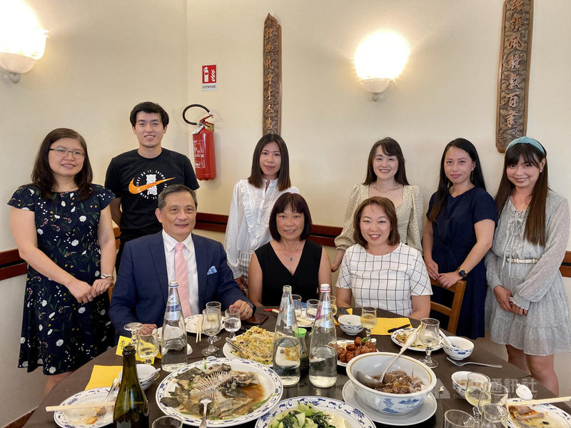 駐義代表李新穎(前排左一)與僑務促進委員高聖慈(前排右一)、威內托台灣同鄉會會長陳書寧(後排左一)、副會長陳昕怡(後排左二)等聚餐歡慶端午。(駐義代表處提供)中央社記者黃雅詩羅馬傳真 110年6月13日