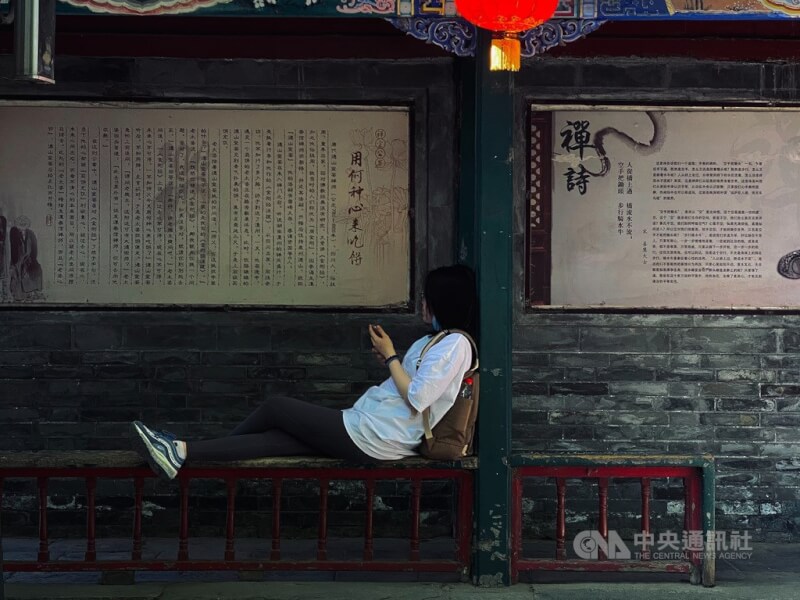 圖為在北京一處古蹟休憩的年輕人。（中央社檔案照片）