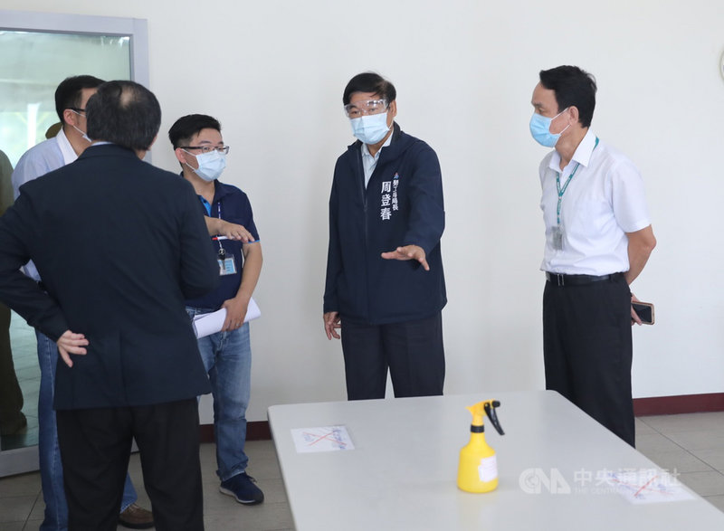 高雄市要求企業降載移工宿容量並分艙分流,還限大型企業18日前落實。勞工局長周登春(右2)指出,有8家企業規劃逾2000名移工移住旅館。(高市府勞工局提供)中央社記者王淑芬攝 110年6月13日
