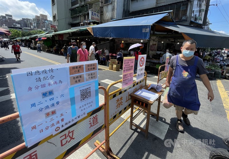 氣象局13日表示,台灣未來一週受西南風影響,中南部以南易有不定時降雨,其他地區多為午後雷陣雨。圖為北市民眾依傳統市場人員分流規定進入採買。中央社記者鄭傑文攝 110年6月13日