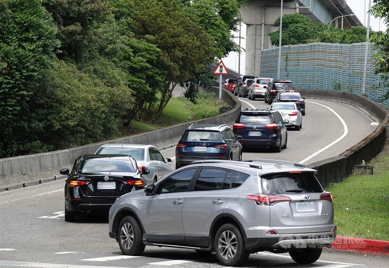 因應疫情,交通部高速公路局表示,端午連假期間國道採嚴格匝道儀控,13日連假第2天,部分匝道仍有車流回堵。中央社記者鄭傑文攝 110年6月13日