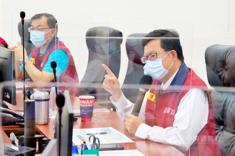 桃園市長鄭文燦(右)表示,桃園市針對外籍移工進行的固安計畫推動情況良好,截至13日上午已篩了9258人,有4人快篩陽性但PCR檢測為陰性,也就是說,目前為止沒有外籍移工的潛在傳播鏈。(桃園市政府新聞處提供)中央社記者吳睿騏桃園傳真 110年6月13日