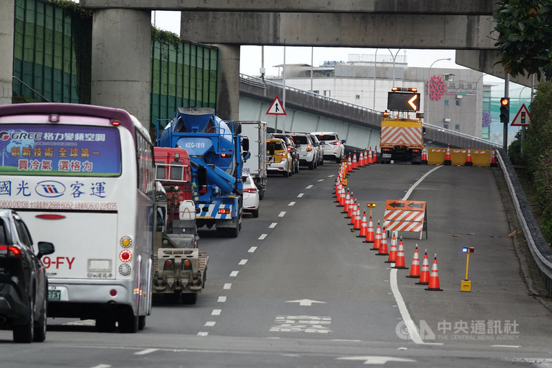 交通部高速公路局在國道採行嚴格入口匝道儀控管制至連假結束,13日端午節連假第2天,部分匝道仍有車流回堵。中央社記者鄭傑文攝 110年6月13日