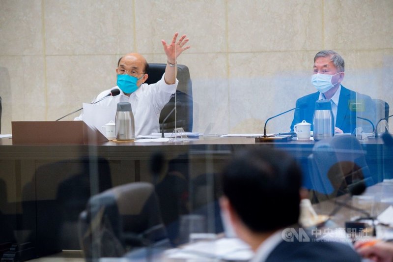 行政院長蘇貞昌(左)13日召開行政院擴大防疫會議時表示,請指揮中心隨時公開各地疫苗的配發及施打情形、加強督導各地依照規定順序接種,杜絕私相授受的行為再發生。(行政院提供)中央社記者陳俊華傳真 110年6月13日