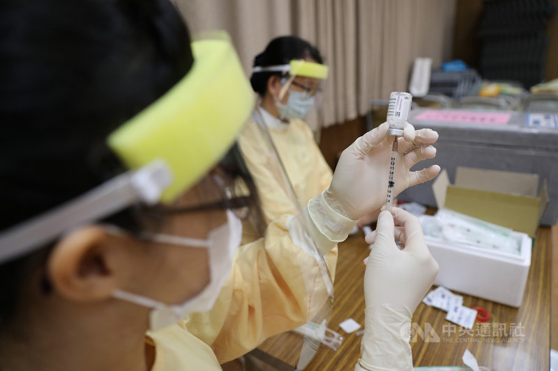 花蓮縣政府13日公布獲配發的1萬3500劑AZ疫苗施打順序,將採分齡、分村(里)、分時段,由縣府印製通知單、村里幹事發放聯繫,行動不便者將安排巴士接送;在全縣13鄉鎮市分別設置接種地點。(民眾提供)中央社記者李先鳳傳真 110年6月13日