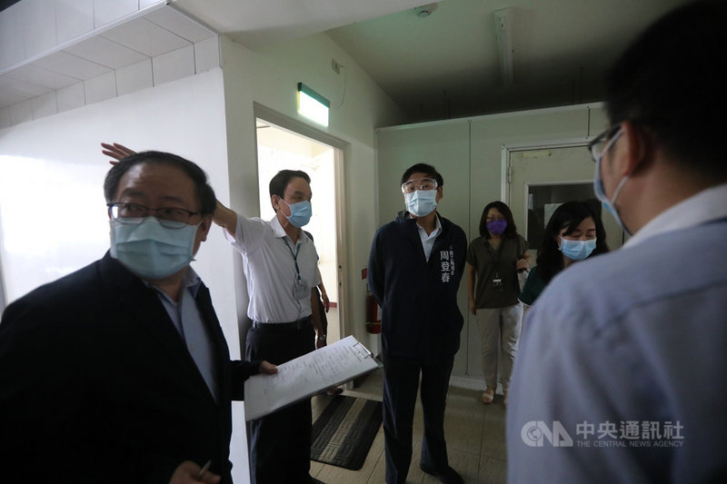 北部科學園區陸續傳出移工染疫,高雄市勞工局積極查核企業移工宿舍,並要求降載移工住宿容量,並落實分艙分流。(高市府勞工局提供)中央社記者王淑芬攝 110年6月13日