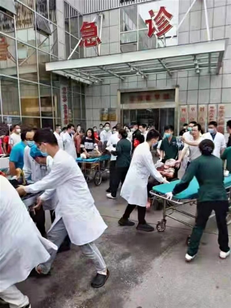 中國湖北省十堰市一座社區13日清晨發生天然氣爆炸,當地一座已經開市的市場遭炸毀,截至上午11時已有11 人死亡。圖為民眾被送往醫院救治。(讀者提供)中央社 110年6月13日