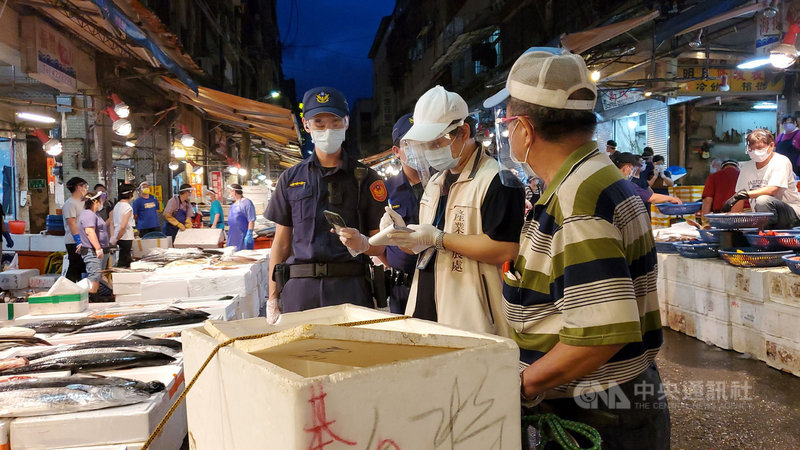 基隆市府日前公告崁仔頂漁市實施口罩、面罩和手套「2罩1套」高規格防疫,市府產業發展處13日凌晨會同警方前往崁仔頂漁市取締,共開出14張告發單。(基隆市政府提供)中央社記者王朝鈺傳真 110年6月13日