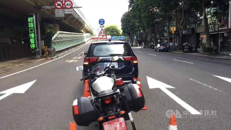 因應端午節連假期國道採行嚴格入口匝道儀控管制,台北市警察局交通警察大隊13日表示,為免交流道周邊車流回堵,會派員加強各交流道周邊路況查報疏導、保持路口淨空。(台北市警察局交通警察大隊提供)中央社記者黃麗芸傳真 110年6月13日