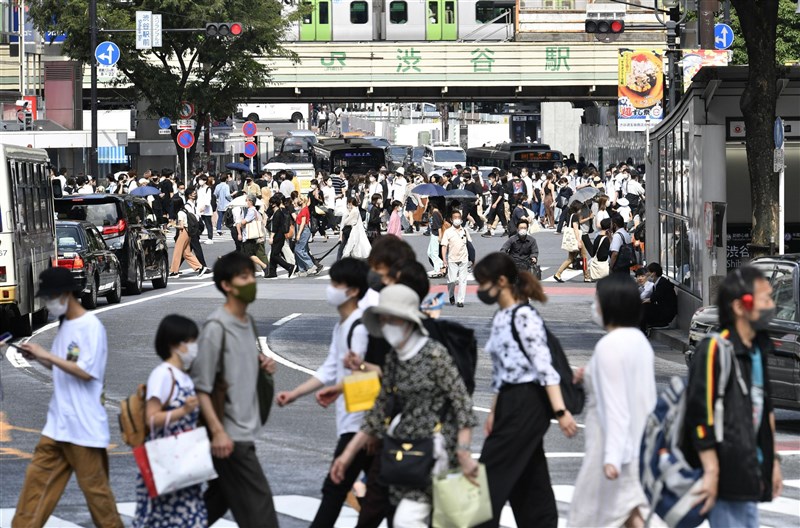 日本放送協會(NHK)報導,12日主要地點外出人潮跟前4週的週末日及國定假日平均值相比,普遍呈現成長趨勢。圖為11日澀谷街頭。(共同社)