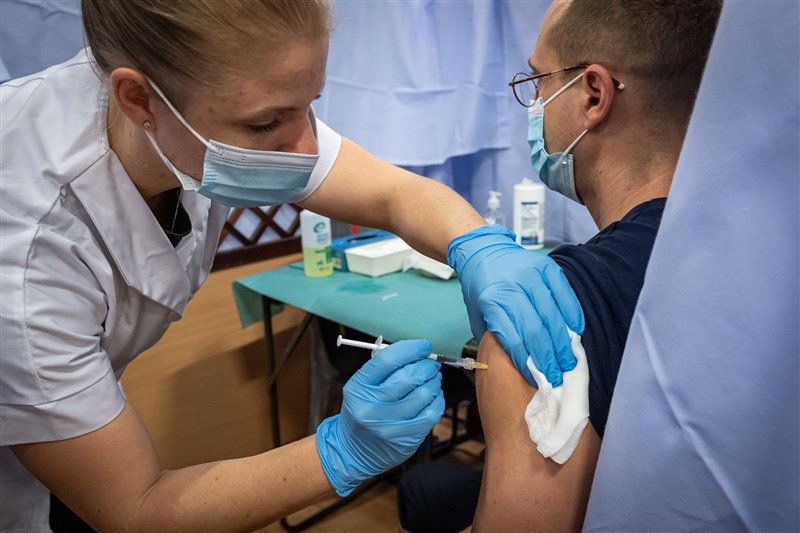 歐盟執委會主席范德賴恩表示，歐盟境內目前有70%成人完整接種COVID-19疫苗。圖為一名法國軍人接種疫苗。（圖取自法國國防部網頁defense.gouv.fr）