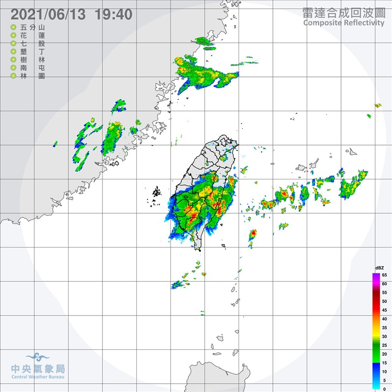 氣象局13日晚間表示,午後對流雲系發展旺盛易有短延時強降雨,針對嘉義縣、台南市及高雄市發布豪雨特報;台中等5縣市發布大雨特報。(圖取自中央氣象局網頁cwb.gov.tw)