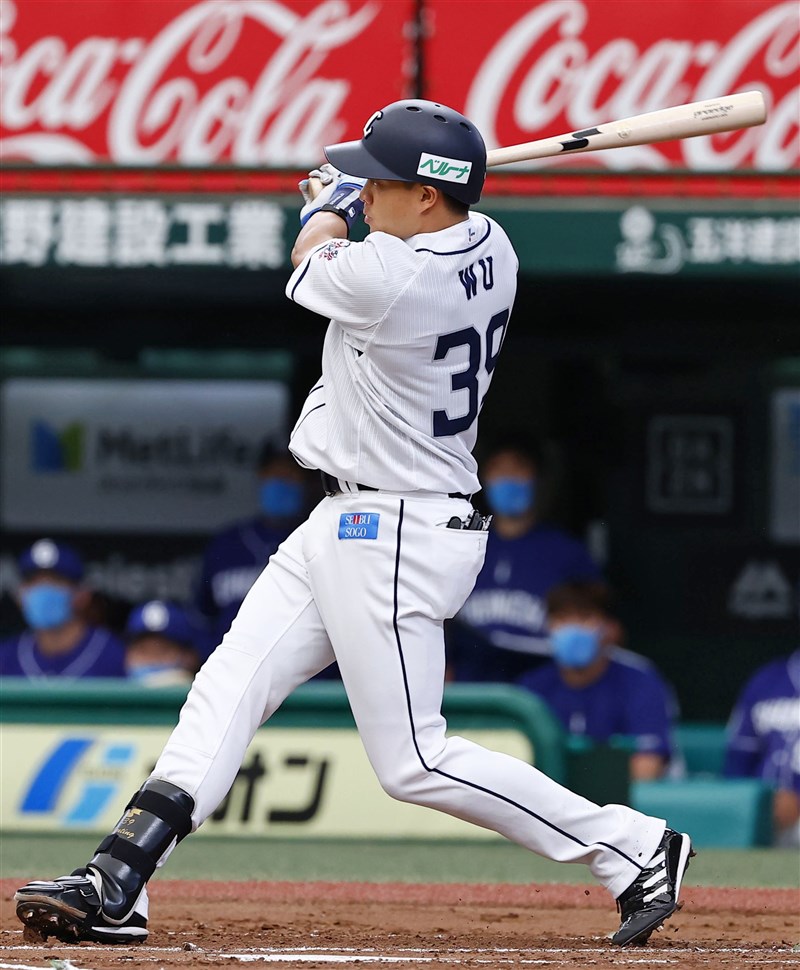 旅日埼玉西武獅隊野手吳念庭本季打出不錯表現,12日首度扛4棒單場雙安、得點圈打擊率高達5成。(共同社)