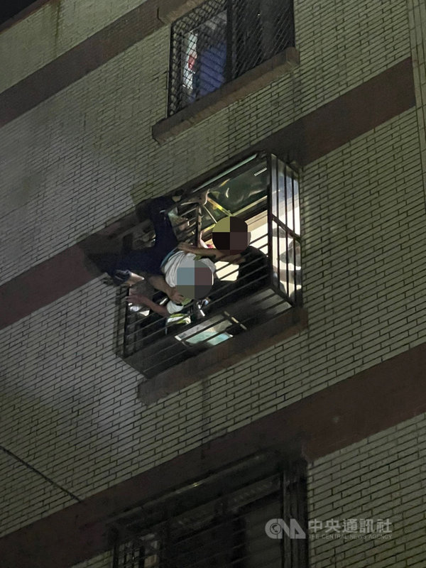 基隆市警方13日凌晨接獲通報,指新豐街某社區頂樓有民眾欲輕生,警方到場勸說時,男子因情緒激動不慎失足墜落,踏破遮雨棚頭下腳上「倒栽蔥」卡在4樓,幸警消及時救援將男子拉回送醫救治。(請珍惜生命。自殺防治專線(24小時):0800-788-995;生命線:1995 )(讀者提供)中央社記者王朝鈺傳真 110年6月13日