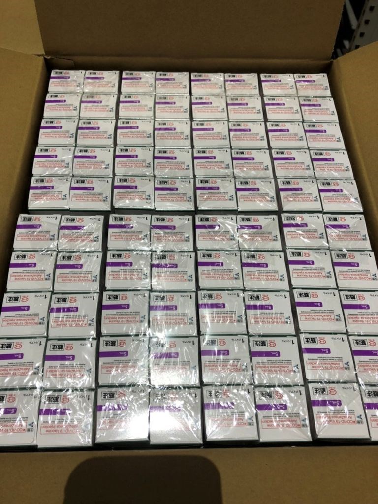 日本捐贈台灣的124萬劑AZ疫苗(圖)全數施打完畢後,疫苗覆蓋率可逾10%,指揮中心指揮官陳時中13日說,必須達到更高涵蓋率才會考慮鬆綁國內防疫管制。(食藥署提供)