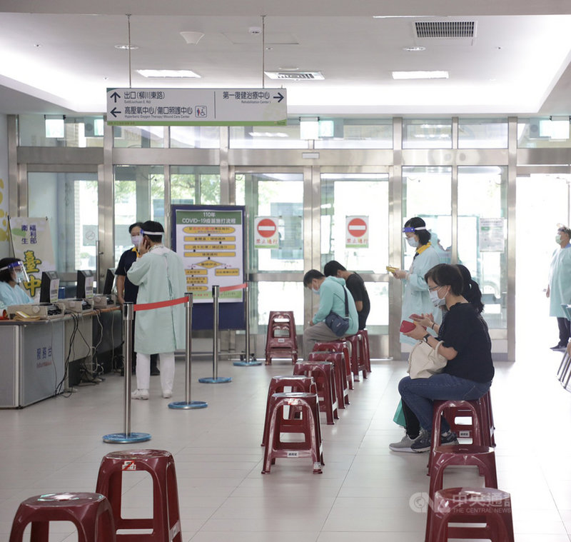 疫情嚴峻,台中市12日獲中央配發7萬劑AZ武漢肺炎疫苗,台中市政府商請4家專責醫院13日起連續2天為前五類對象施打。(台中市政府提供)中央社記者郝雪卿傳真 110年6月13日