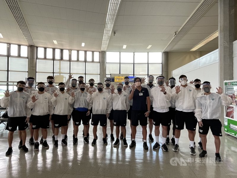 中華男籃14日上午戴上口罩和防護面罩,搭乘包機前往菲律賓克拉克自由港區,參加亞洲盃資格賽第三階段賽事。(中華民國籃球協會提供)中央社記者黃巧雯傳真 110年6月14日