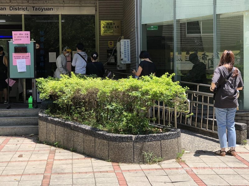 莫德納疫苗開放接種,吸引許多符合資格對象排隊施打,桃園市政府衛生局表示,已發放號碼牌紓解人潮,以後也會請公會造冊審查後再施打。中央社記者吳睿騏桃園攝 110年6月14日