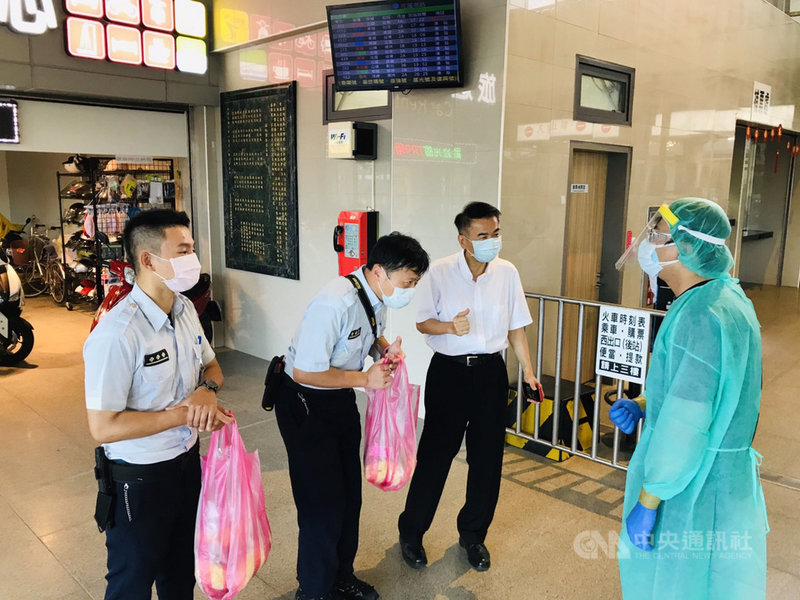 法務部矯正署花蓮看守所職員帶著烘焙坊收容人所製作的蛋糕點心,送到花蓮站的快篩站給醫護人員,希望讓醫護人員補充體力。(花蓮縣衛生局提供)中央社記者李先鳳傳真 110年6月14日