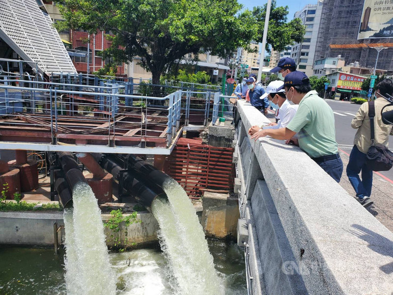 由於6日凌晨因滯留鋒面影響,24小時累積雨量高達300 毫米以上,造成高雄市局部地區道路積淹水,副市長林欽榮14日上午再次視察鹽埕區七賢抽水站、北斗抽水站、大寮區歡喜鎮大樓移動式抽水機防汛整備及拷潭排水治理工程。(高雄市政府提供)中央社記者洪學廣傳真 110年6月14日