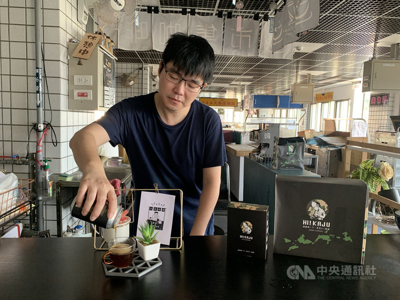 馬祖青年邱思奇選在馬祖南竿市場經營咖啡品牌,並致力將咖啡與馬祖特色結合。因疫情嚴峻,馬祖觀光停擺,遊客難以抵達馬祖品味咖啡,邱思奇因此發想,將精品咖啡以罐裝方式推廣,讓各地咖啡族群都可以品嚐屬於馬祖的咖啡。中央社記者邱筠攝 110年6月14日