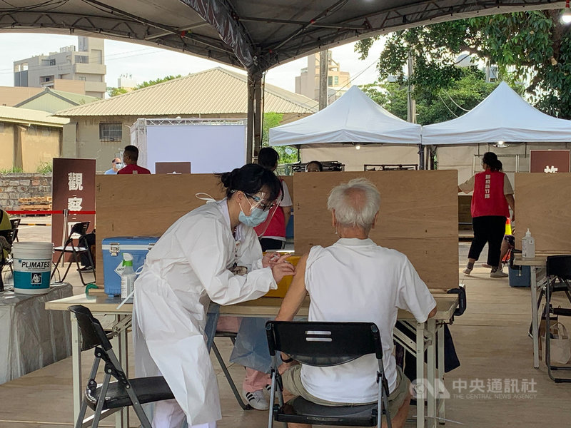 新竹市長林智堅14日表示,市府透過大型專責施打站加快疫苗施打效率,每站所施打量能為每日1千劑,全市每天可為6000名長輩施打疫苗;預計14、15日兩天內可將中央配給的1.1萬劑疫苗打完,「疫苗來了就打,打完再要」,藉此守護全民健康。(新竹市政府提供)中央社記者郭宣彣傳真 110年6月14日