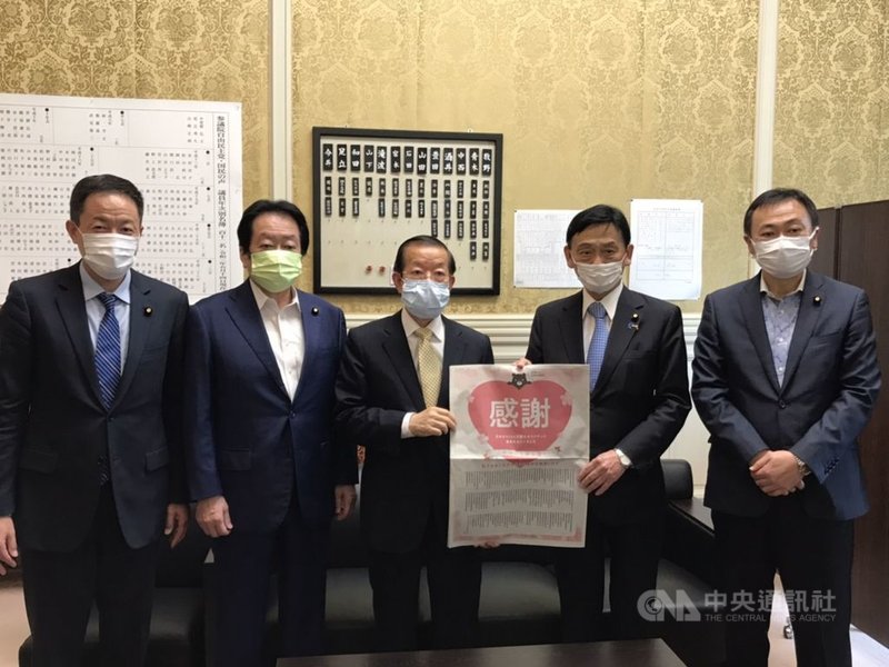 日本參議院11日參議員全體起立一致通過挺台灣參加世界衛生組織(WHO)決議,被台灣駐日代表謝長廷(中)稱是最美鏡頭。他14日拜會運作此事的參議員等,得知幕後艱辛。(駐日代表處提供)中央社記者楊明珠東京傳真 110年6月14日