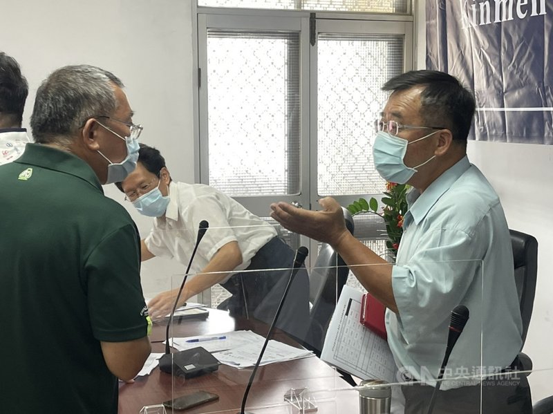金門縣政府向中央流行疫情指揮中心爭取到的1萬1200劑AZ疫苗12日到貨,14日再次召開武漢肺炎疫苗下鄉及大型接種站規劃工作協調會議,確認提供4個大型場館,配合黃卡到貨16日開打,對象為75歲以上長者(具原住民身分者為65歲以上)。(金門縣政府提供)中央社記者黃慧敏傳真 110年6月14日