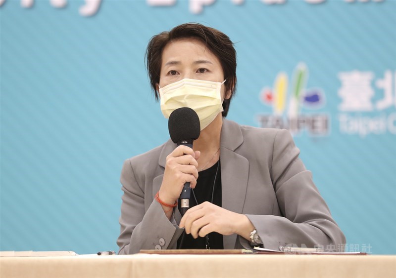 台北市副市長黃珊珊(圖)14日表示,與中央疫情指揮官陳時中電話溝通很順暢,但地方政府面對民眾質疑疫苗政策,希望可以趕緊跟市民解釋怎麼才打得到。(中央社檔案照片)