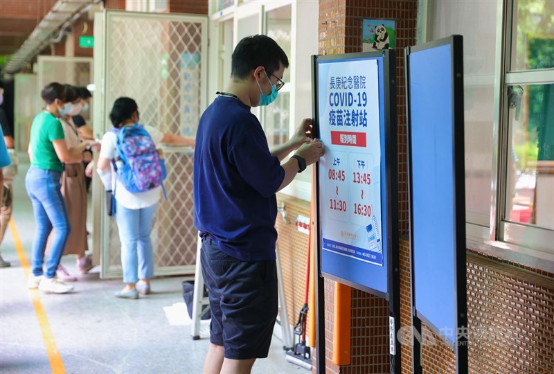 台北長庚醫院醫療團隊14日下午在民生國小預先進行COVID-19疫苗注射模擬演練，現場也有工作人員趕工布置注射站相關公告及動線規劃。中央社記者謝佳璋攝 110年6月14日