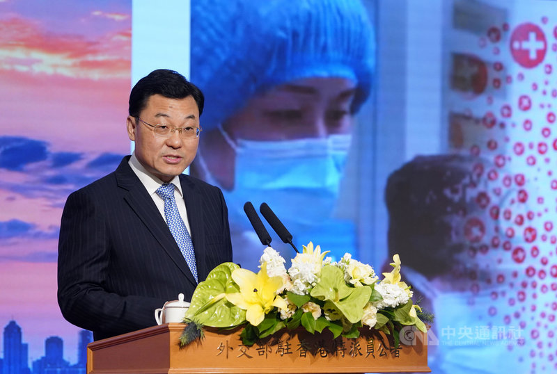中國外交部副部長謝鋒12日在和多國駐中使節的談話中,聲稱多黨制度常囿於黨派利益和選舉考量,而無法解決貧窮或族群問題;作為「使命擔當黨」的中共則能克服弊病。圖為謝鋒2020年擔任外交部駐港公署特派員時,在記者會中發言。(中新社提供)中央社 110年6月14日