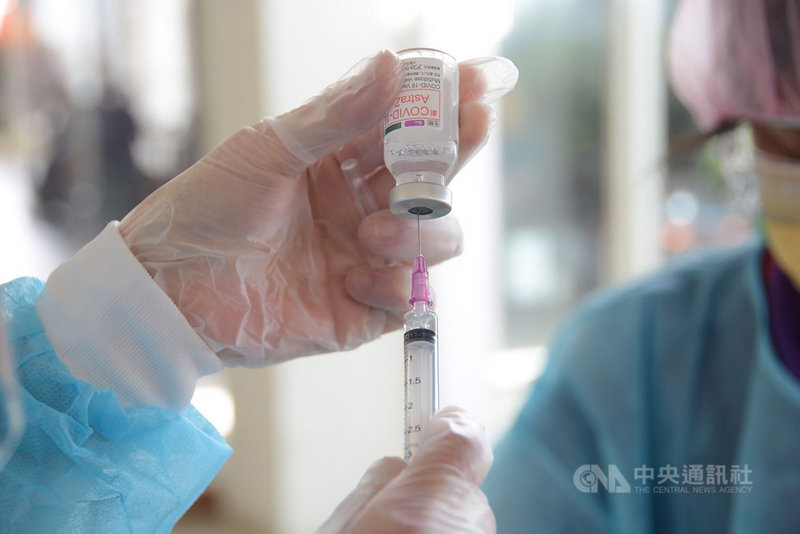 澎湖縣獲中央配發1萬2300劑AZ疫苗,縣府14日表示,此次配發的AZ疫苗以第1至6類接種對象,其中第1類醫事人員已接種完畢、沒有第4類「因特殊情形必要出國者」者,後續展開第2、3、5、6類人員接種作業。(澎湖縣政府提供)中央社 110年6月14日