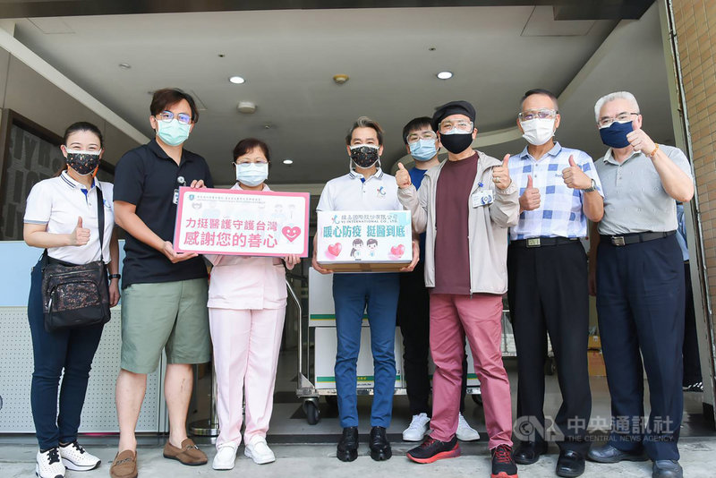 資深主持人陳凱倫(右3)14日與友人前往台北雙和醫院送愛心粥,盼替醫護人員打氣。(森動傳媒提供)中央社記者葉冠吟傳真 110年6月14日