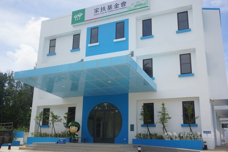 座落在金門縣金寧鄉后盤山環島北路二段的金門家扶中心兒童扶幼新館,經過近3年興建,預定中旬辦理開幕啟用典禮,現因疫情3級警戒,啟用典禮將無限期延後。中央社記者黃慧敏攝 110年6月14日