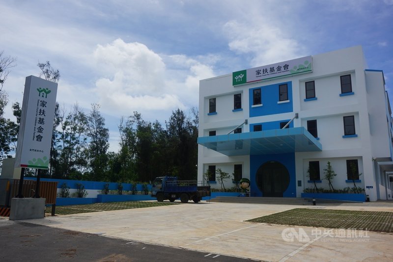 疫情嚴峻,原定6月下旬啟用的金門家扶中心兒童扶幼新館啟用典禮將無限期延後,但家扶中心仍依照既定計畫,待新館部分內裝整修好就可進駐,盼7月能搬到新館順利運作。中央社記者黃慧敏攝 110年6月14日