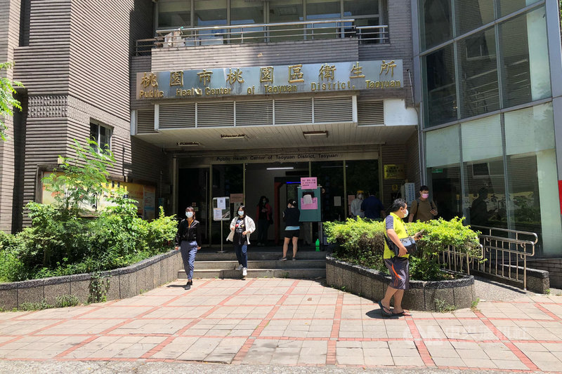 莫德納疫苗開放接種,吸引許多符合資格對象排隊施打,桃園市政府衛生局表示,為避免再出現排隊狀況,以後會先請公會造冊審查後再施打,市府也會進行查核,疫苗接種以桃園市的醫事人員優先。中央社記者吳睿騏桃園攝 110年6月14日