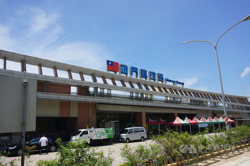 金門航空站主任洪念慈14日指出,5月25日以後,台金班機減少到每天只有3至4班次,每天機場空蕩蕩;12日端午連假首日,到站旅客127人、離站161人;13日到站載客109人、離站載客120人;14日為收假日,與前兩天一樣,都是各3航班,來回分別載客179人、132人,總計3天雙向載客1000人都不到,只有828人。中央社記者黃慧敏攝 110年6月14日