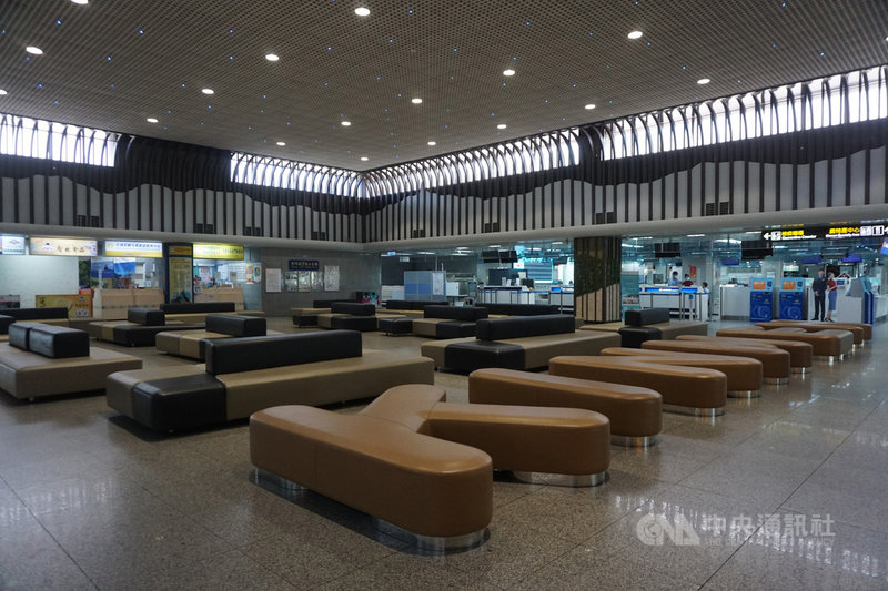 今年端午連假大多數民眾配合防疫、減少移動,讓金門航空站疏運量較往年大減,在航空站人員印象中,即便2003年SARS期間,台金空運也沒這麼慘淡。不過,航空站主任洪念慈說,疫情當前,民眾減少搭機有助控制疫情,感謝民眾配合。中央社記者黃慧敏攝 110年6月14日