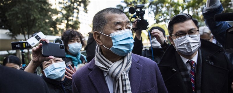 「共產主義受害者紀念基金會」近日頒發「杜魯門-雷根自由獎章」給香港壹傳媒創辦人黎智英(前中),表彰他畢生為香港自由民主奉獻、決心對抗中共獨裁行徑。(無國界記者組織提供)