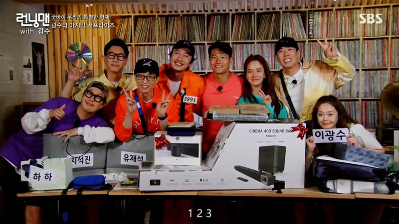 在南韓長壽綜藝節目Running Man以毫無偶包形象深獲觀眾喜愛的韓星李光洙(左4),因身體因素退出待了11年的節目,13日播出他作為成員的最後一集。(愛奇藝國際站提供)中央社記者葉冠吟傳真 110年6月14日